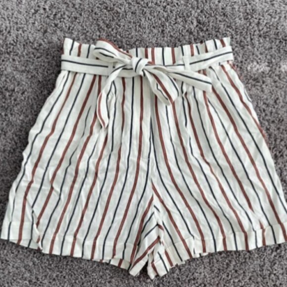 H&M High Waist Linen Blend Paper bag Shorts - Picture 2 of 6